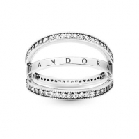Pandora 徽标与心形戒指